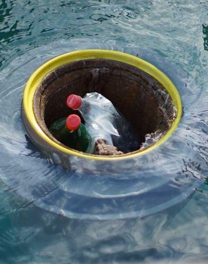 Un bidone che aspira l’acqua di mare e la pulisce dalla plastica 