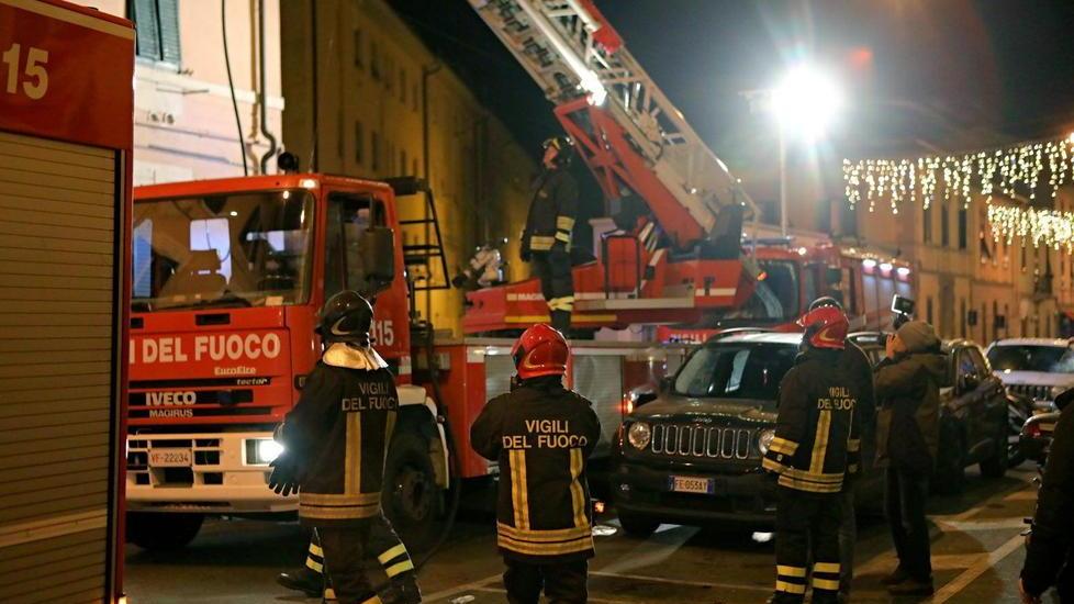 Rogo nella notte a Colline 47enne intossicata dal fumo