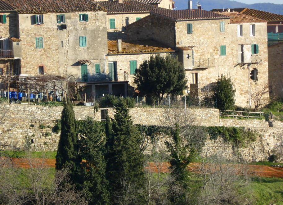 Iniziato il consolidamento del muro di via del Botrello 