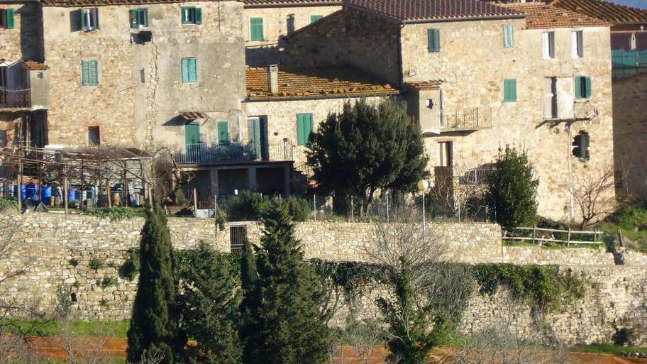 Iniziato il consolidamento del muro di via del Botrello