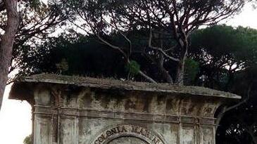 «L’arco della colonia deve essere restaurato»