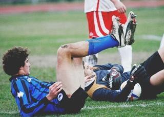 Incontro ravvicinato fra il nerazzurro Talignani e il portiere avversario Carretta