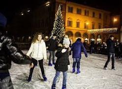 Per tutto gennaio aperta la pista di ghiaccio di piazza Roma