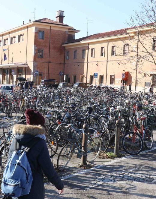 Velostazione per le bici Servizio di car sharing con macchine elettriche