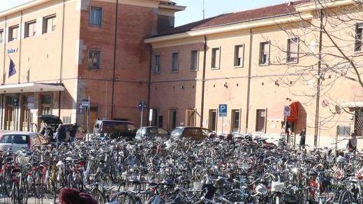 Velostazione per le bici Servizio di car sharing con macchine elettriche