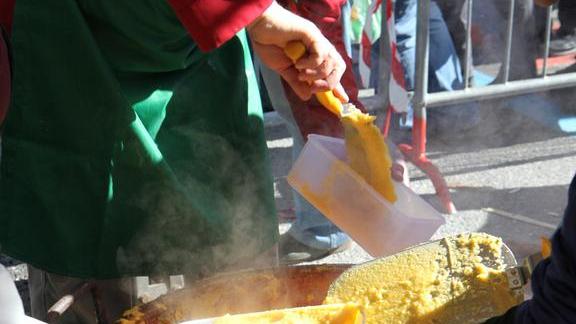 La tradizione continua In piazza del Popolo si prepara la polenta