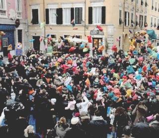 La maxi cuscinata in piazza Alberica