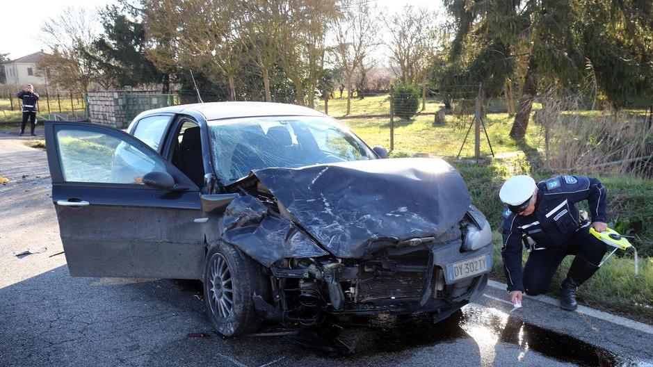 Frontale tra auto e furgone Tre feriti all’ospedale