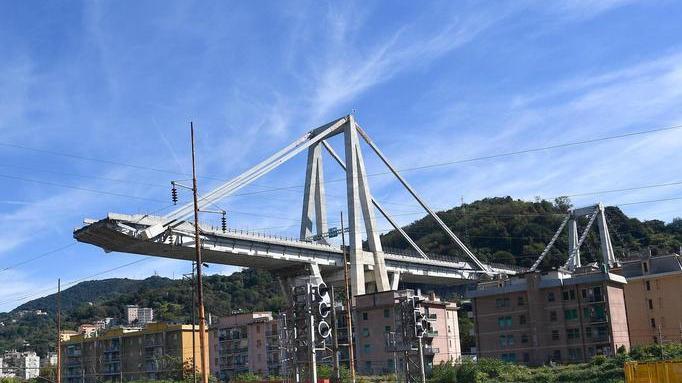 La ditta reggiana Acciaio 2000 al lavoro al ponte Morandi