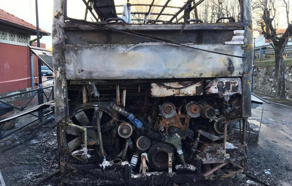 Pullman va a fuoco in stazione Sostituiva il treno per Reggio 