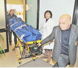 Sopra la salma viene portata all’obitorio Sotto il pm e i carabinieri all’agriturismo