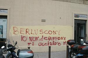 Minacce di morte contro Berlusconi sulla facciata del Comune di Livorno