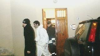 Gli inquirenti escono dalla casa di Paolini e a destra la rimozione della salma