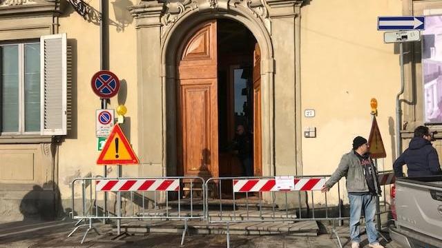 I danni all'ingresso della Biblioteca Roncioniana