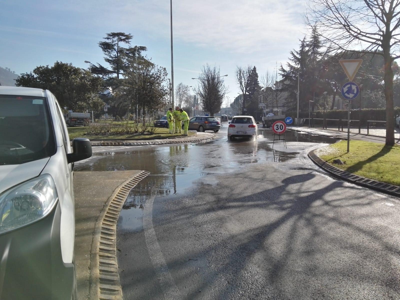 La perdita di acqua in viale Borgovalsugana