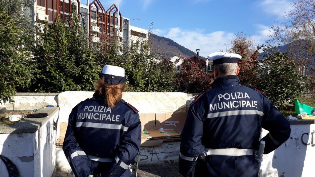 Gli agenti della Polizia Municiaple di Prato sul luogo bonificato dalla tenda