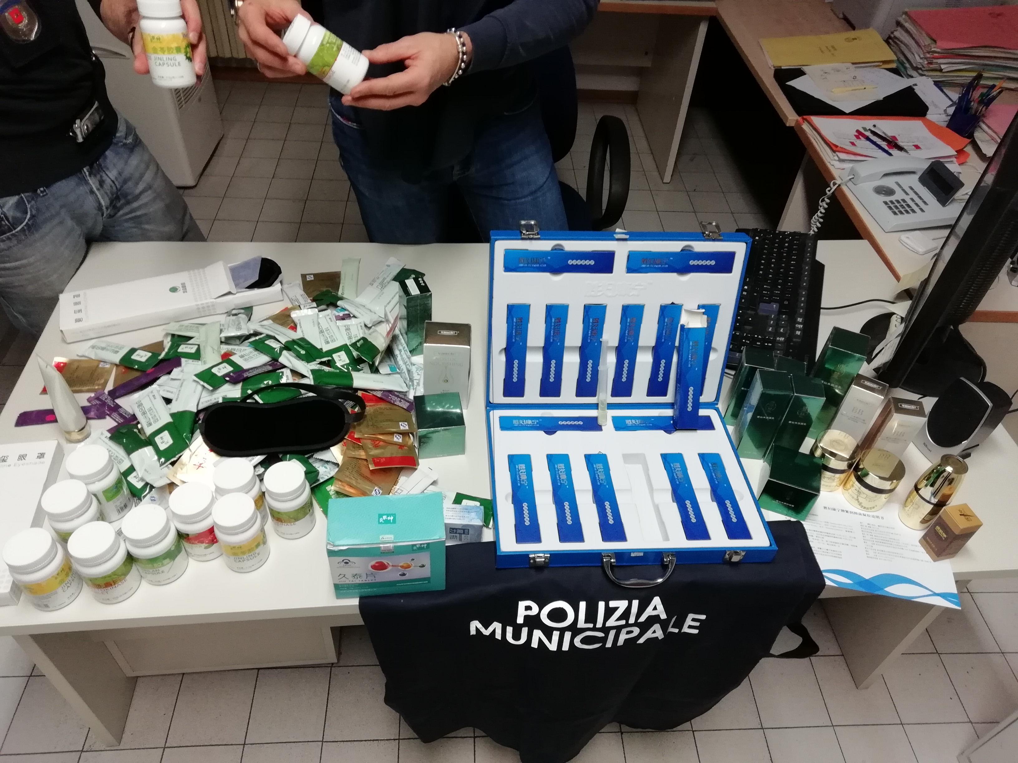 I prodotti trovati nell'abitazione e posti sotto sequestro