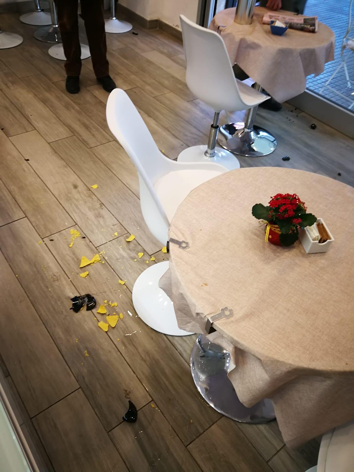 «Mi fa telefonare?»: poi in preda alla rabbia mette bar a soqquadro 