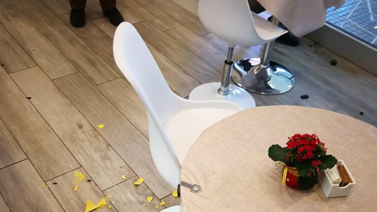 «Mi fa telefonare?»: poi in preda alla rabbia mette bar a soqquadro