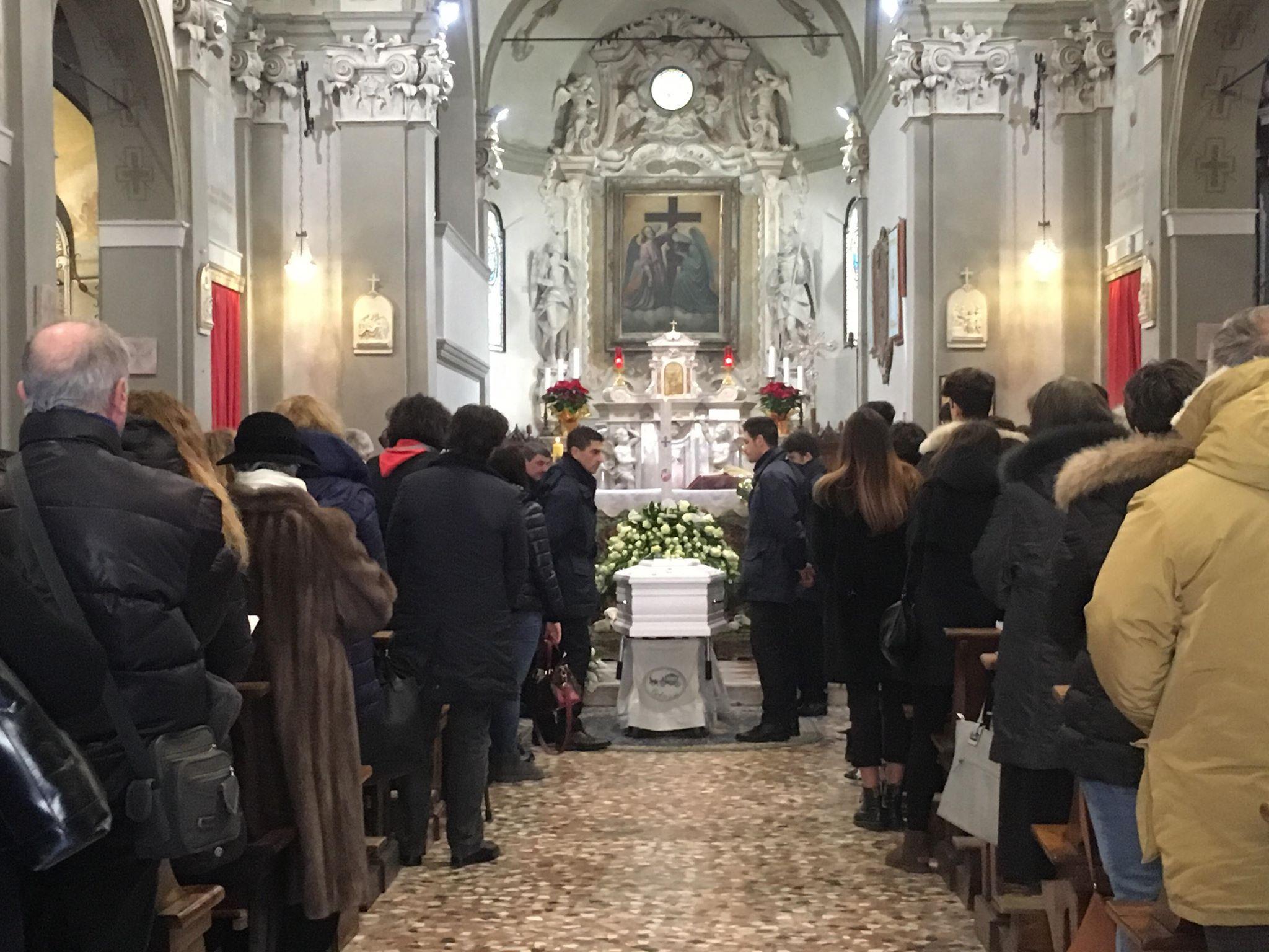 A Santa Croce chiesa gremita per il funerale di Davide Bellimbusto 