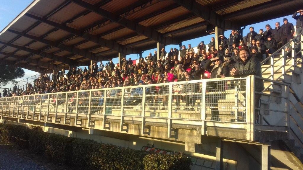 I tifosi del Prato sugli spalti dello stadio Nelli a Montemurlo