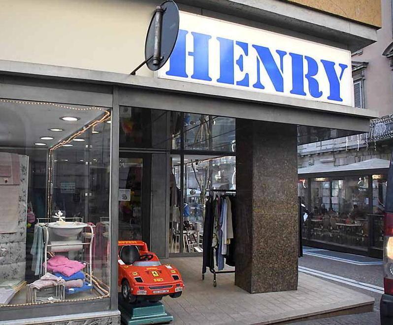 Carrara, shopping dei saldi promosso a metà: «Il problema è che c’è poca gente» 