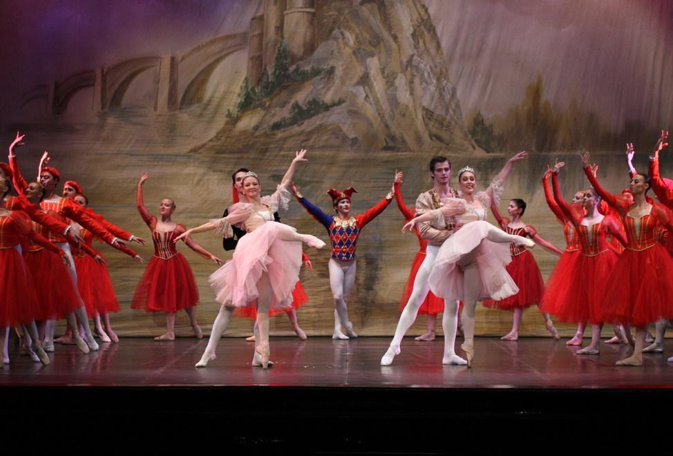 “Il lago dei cigni” La grande danza con un classico Petipa-Čajkovskij 