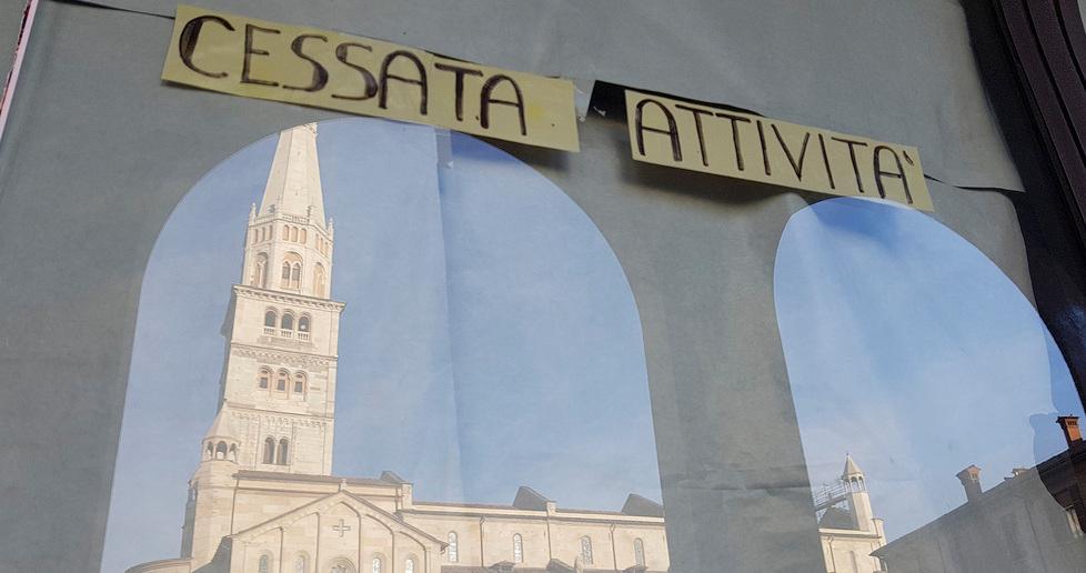 Chiudono i negozi storici: viaggio in centro tra le serrande abbassate di Modena