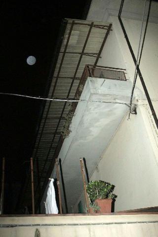 Il balcone da cui è precipitato il 40enne