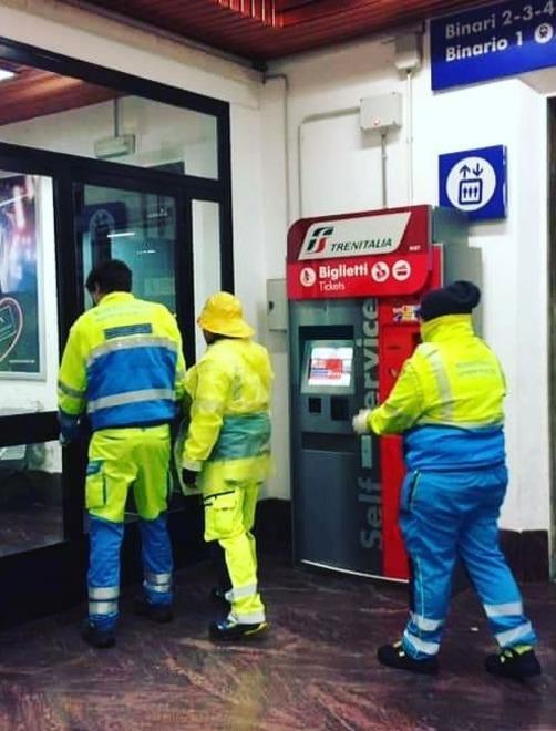 Un aiuto ai senza tetto, volontari in strada 