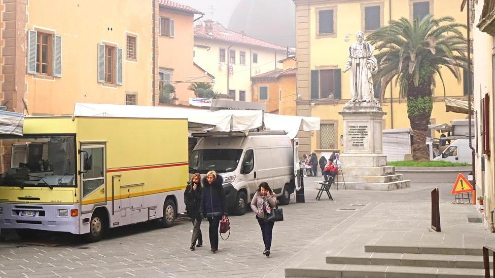 Il mercato torna nella sua piazza e gli ambulanti già protestano