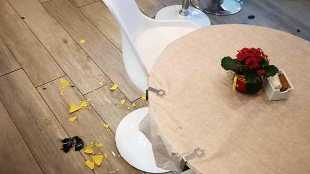 «Mi fa telefonare?» Poi in preda alla rabbia mette bar a soqquadro