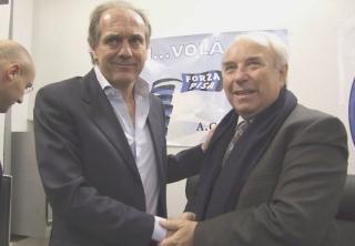 A destra Cuoghi con il presidente Battini. Sotto Carparelli mentre colpisce di testa il pallone: domenica spera di ritornare al gol all’Arena Garibaldi