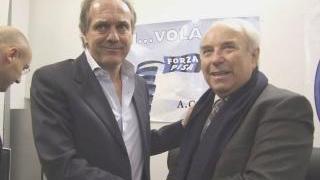 A destra Cuoghi con il presidente Battini. Sotto Carparelli mentre colpisce di testa il pallone: domenica spera di ritornare al gol all’Arena Garibaldi