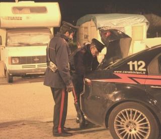 In alto e a destra l’intervento dei carabinieri in via Masi al momento della morte di Mura