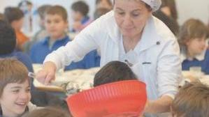 Bambini in una scuola durante il pranzo