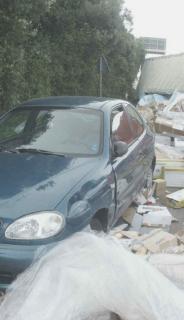 Tir si ribalta e il carico investe un'auto