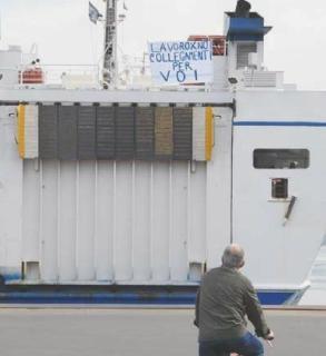 Una nave Toremar ferma in porto durante uno sciopero