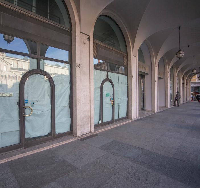 Modena. Piazza Grande e quei cartelli che non sono mai stati rimossi 