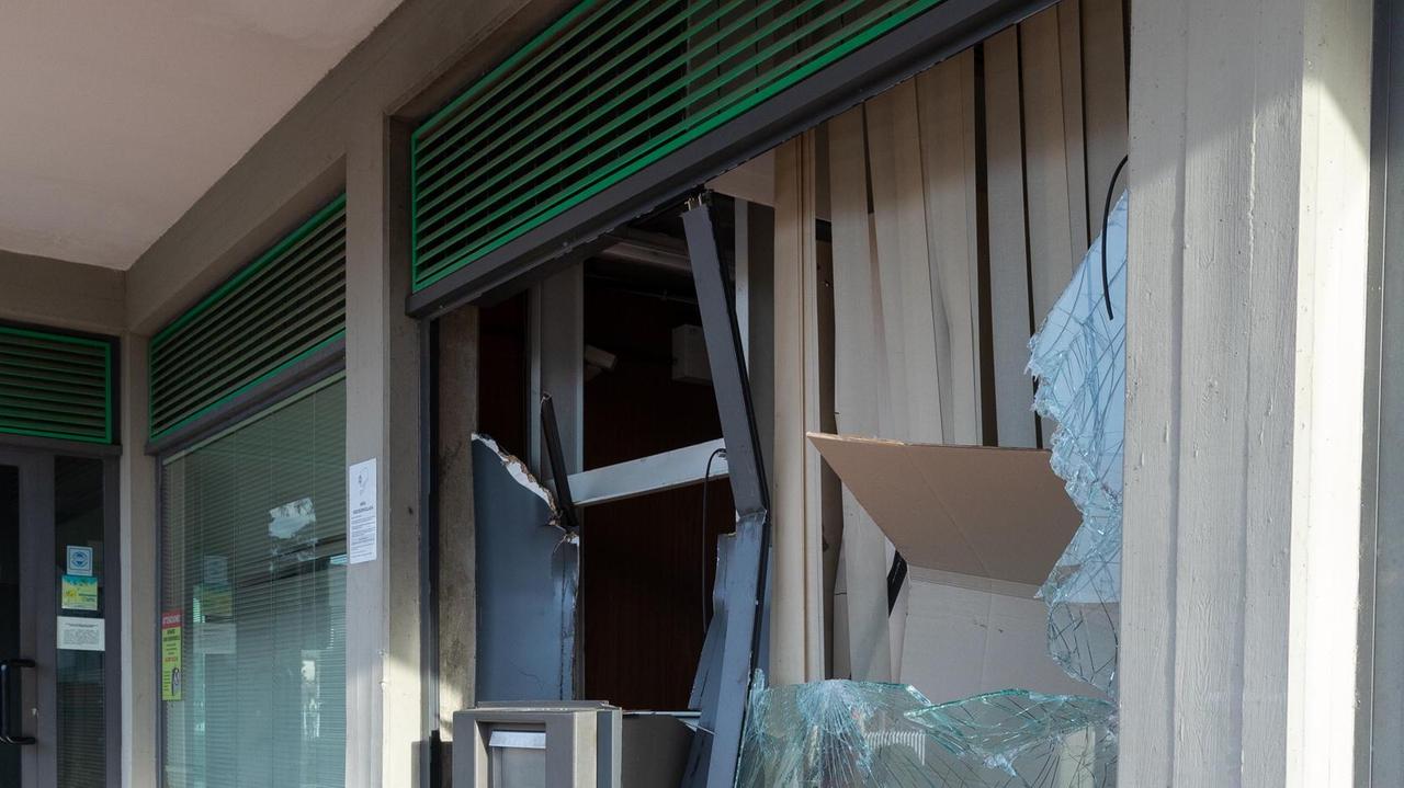 Tentato furto con spaccata alla Vival banca di Uggia