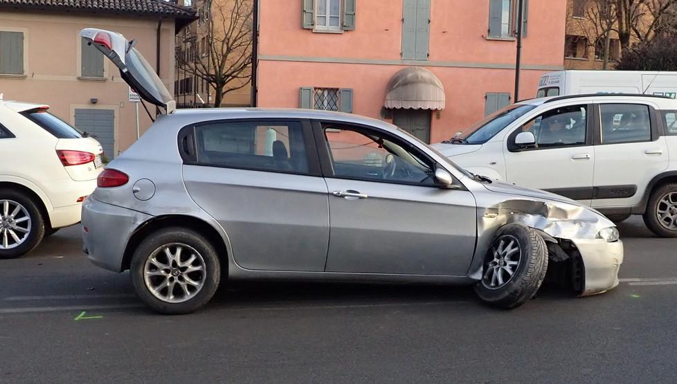 Fuggono all’alt della polizia e si schiantano sul ponte di San Pellegrino