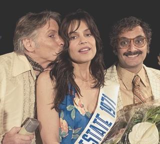 Micaela Ramazzotti con Alessio Colombini e Claudio Marmugi in una foto di scena ai bagni Pancaldi
