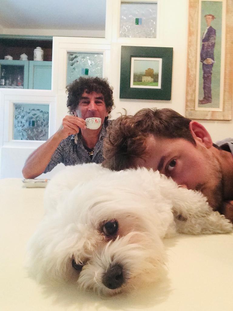 Martino Talani in una foto in cui si vede il cane di famiglia e il padre artista Giampaolo che sorseggia un caffè 