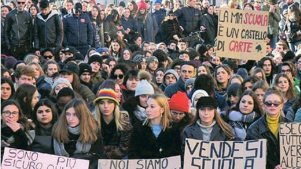 La protesta degli studenti (fotoservizio Repetti Salvini Marzi Pentafoto)