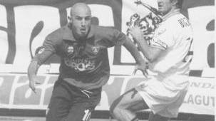 Massimo Maccarone e sopra Totò Di Natale in elevazione