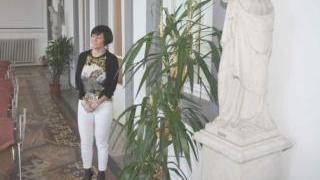 Monica Calamai vicino a una statua nella direzione di Monterotondo