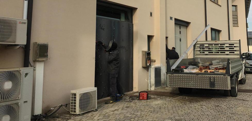Ritrovata nei campi la cassaforte rubata in banca 