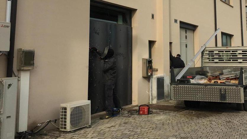 Ritrovata nei campi la cassaforte rubata in banca