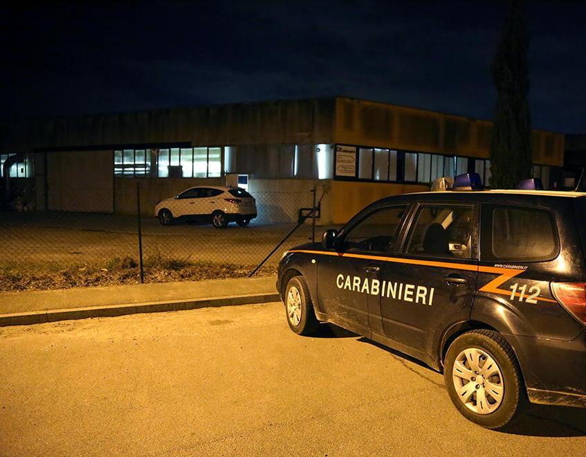 Operai in nero e igiene scarsa laboratorio chiuso dai carabinieri 
