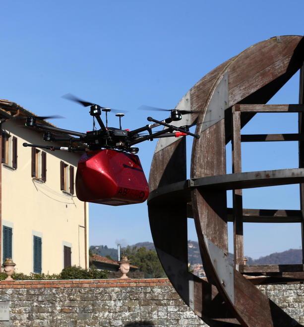 Il drone salva-vita in volo sui luoghi simbolo di Leonardo 